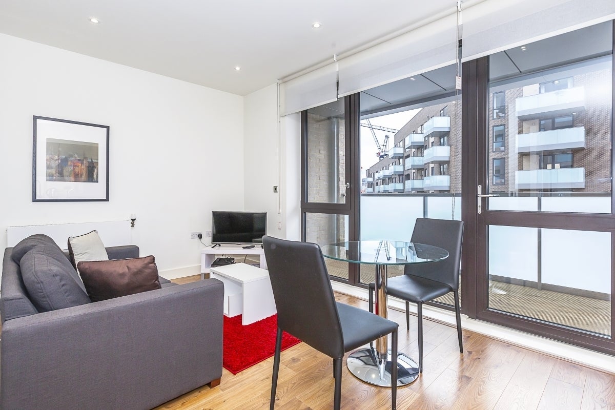 Flat New Village Avenue in Greater London