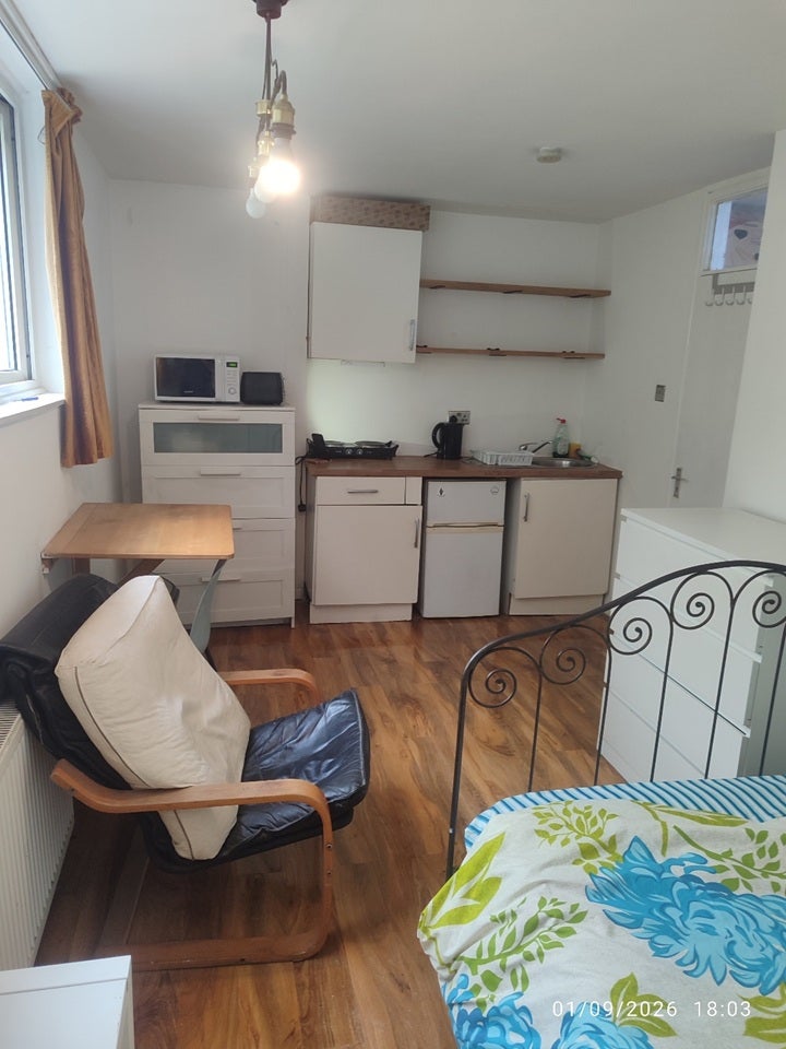 Flat Steele Road in Greater London