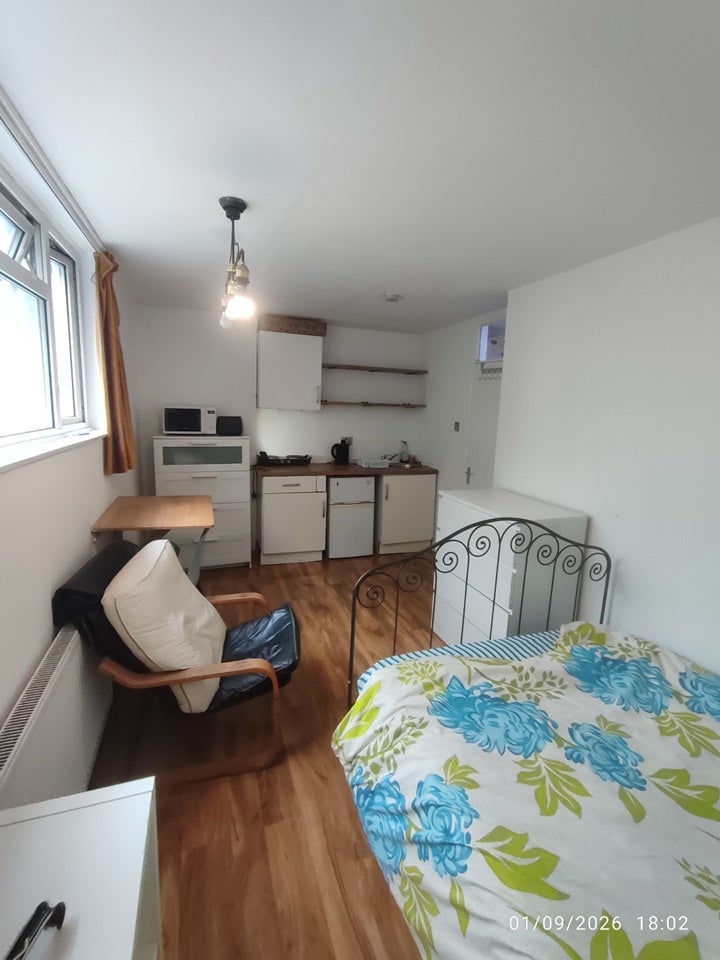 Room Steele Road in Greater London