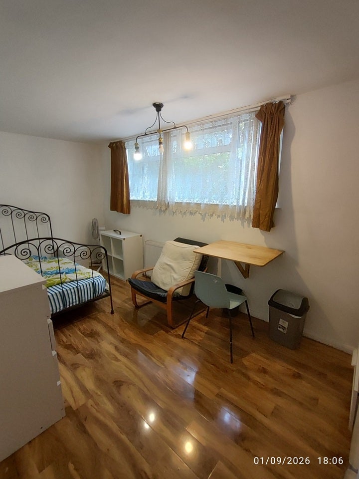 Room Steele Road in Greater London