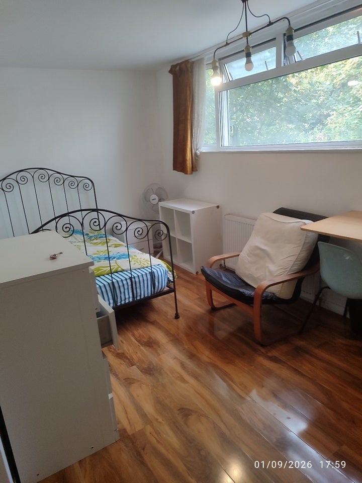 Flat Steele Road in Greater London