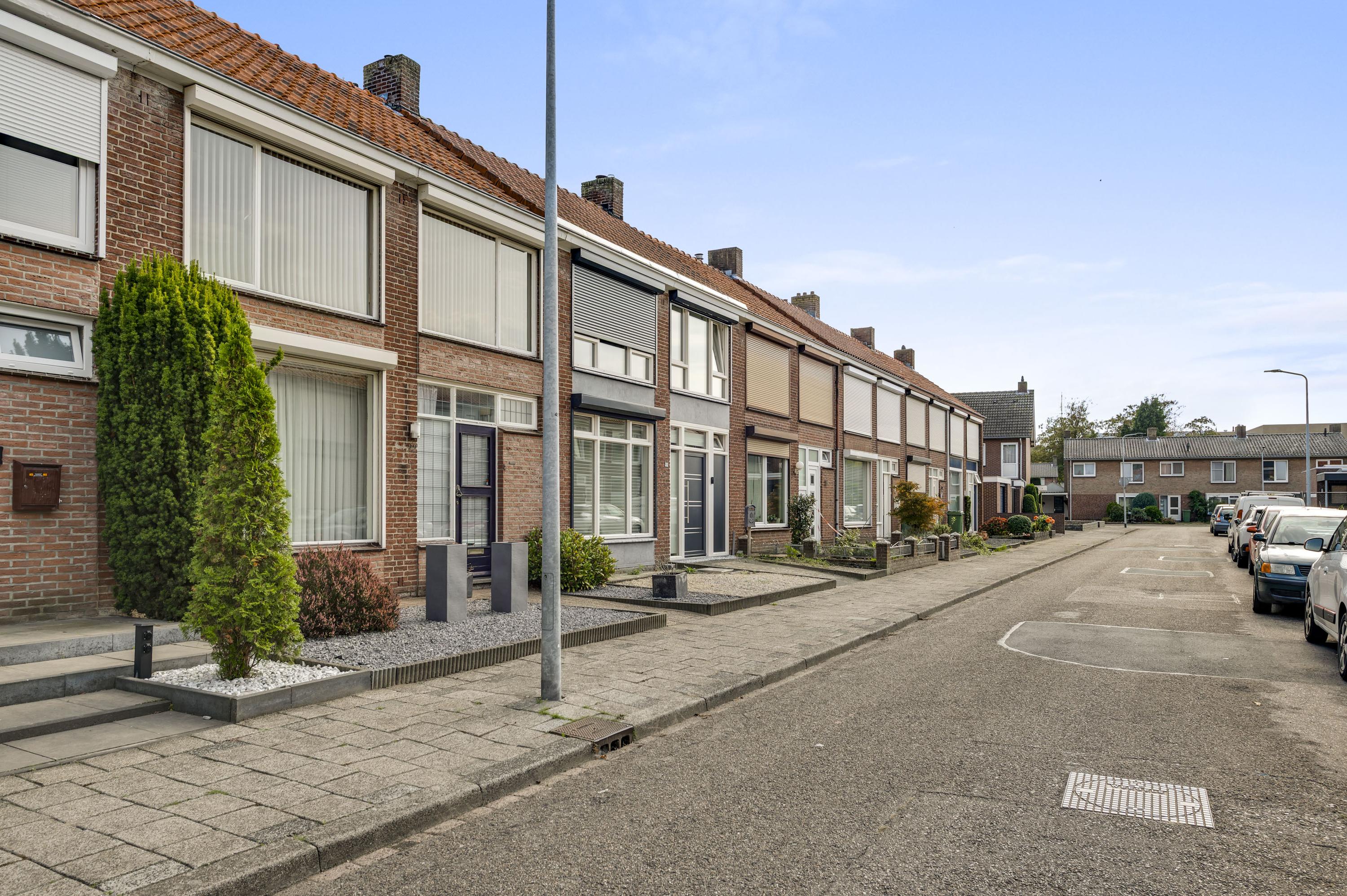 Tussenwoning te koop: Kapittelstraat 22, Weert