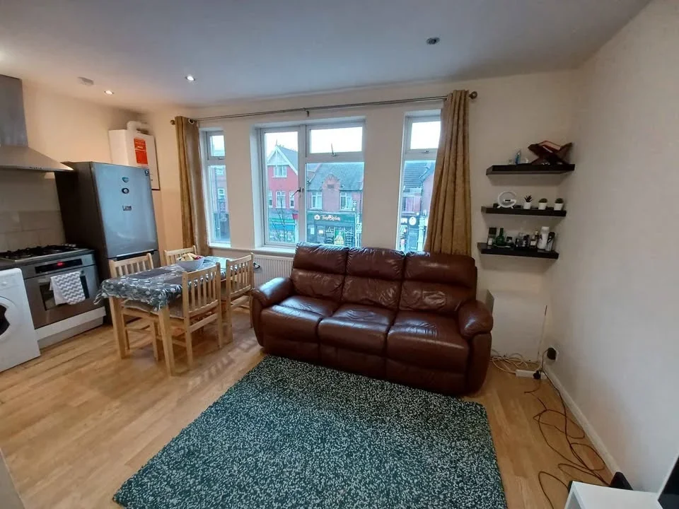 Flat Greenford Road in Greater London