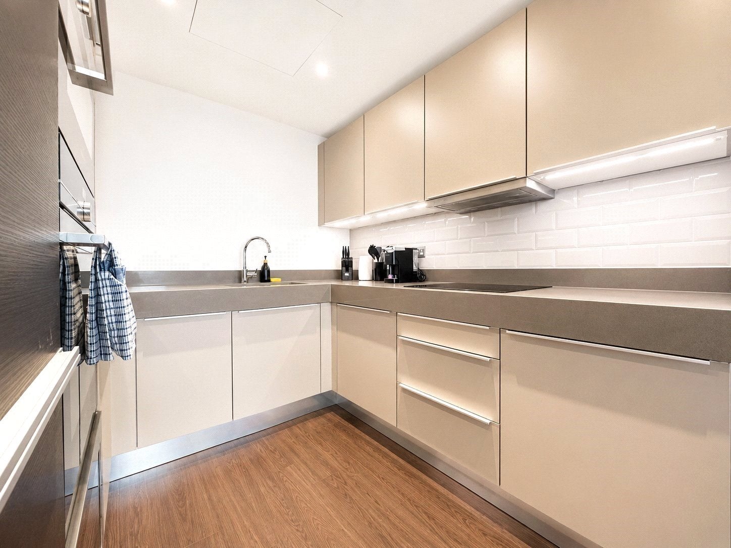 Flat Alie Street in Greater London