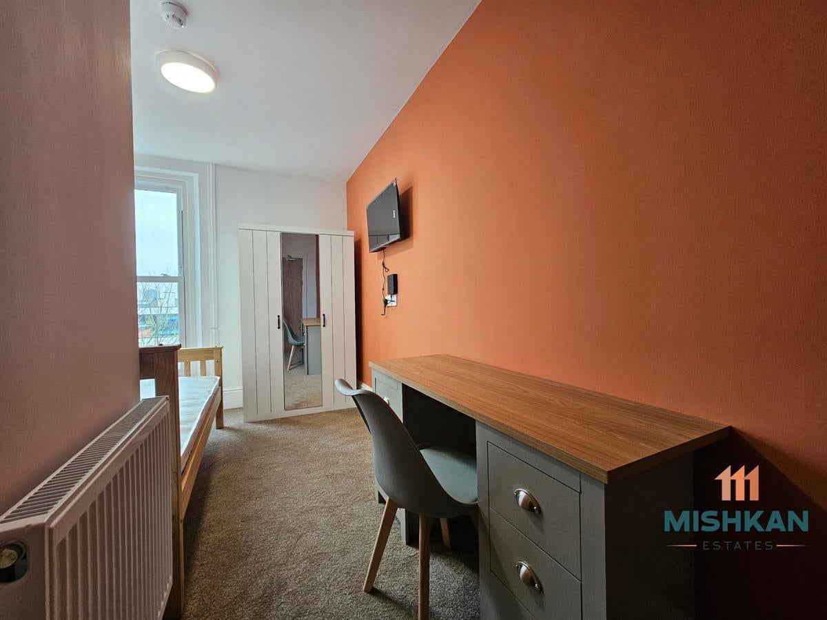 Room Brookside Avenue in St Helens