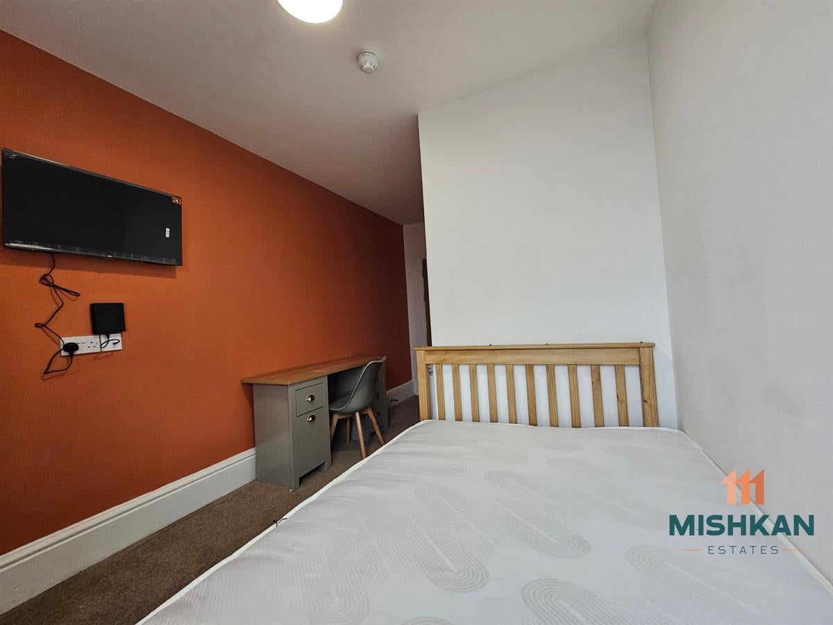 Room Brookside Avenue in St Helens