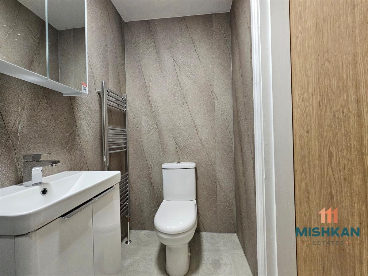Room Brookside Avenue in St Helens