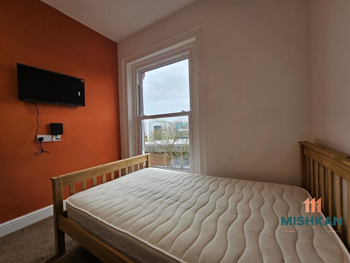 Room Brookside Avenue in St Helens