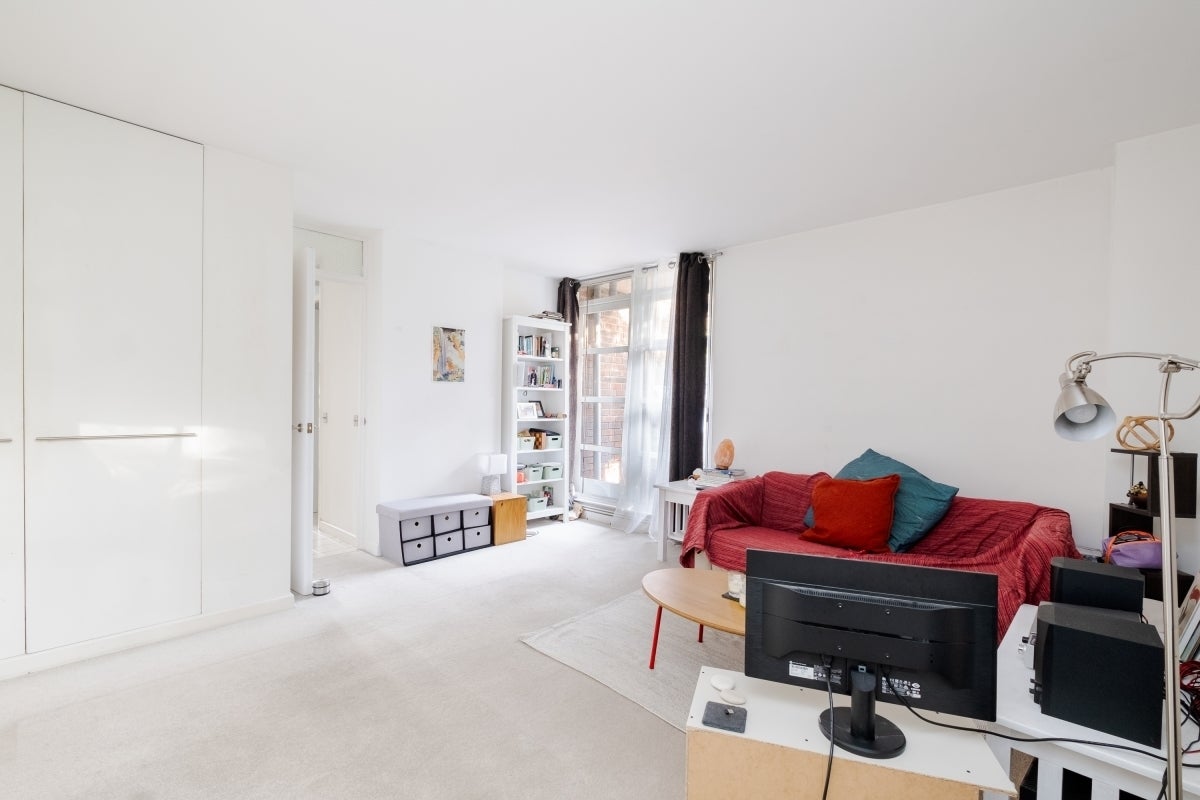 Flat Elephant Lane in Greater London