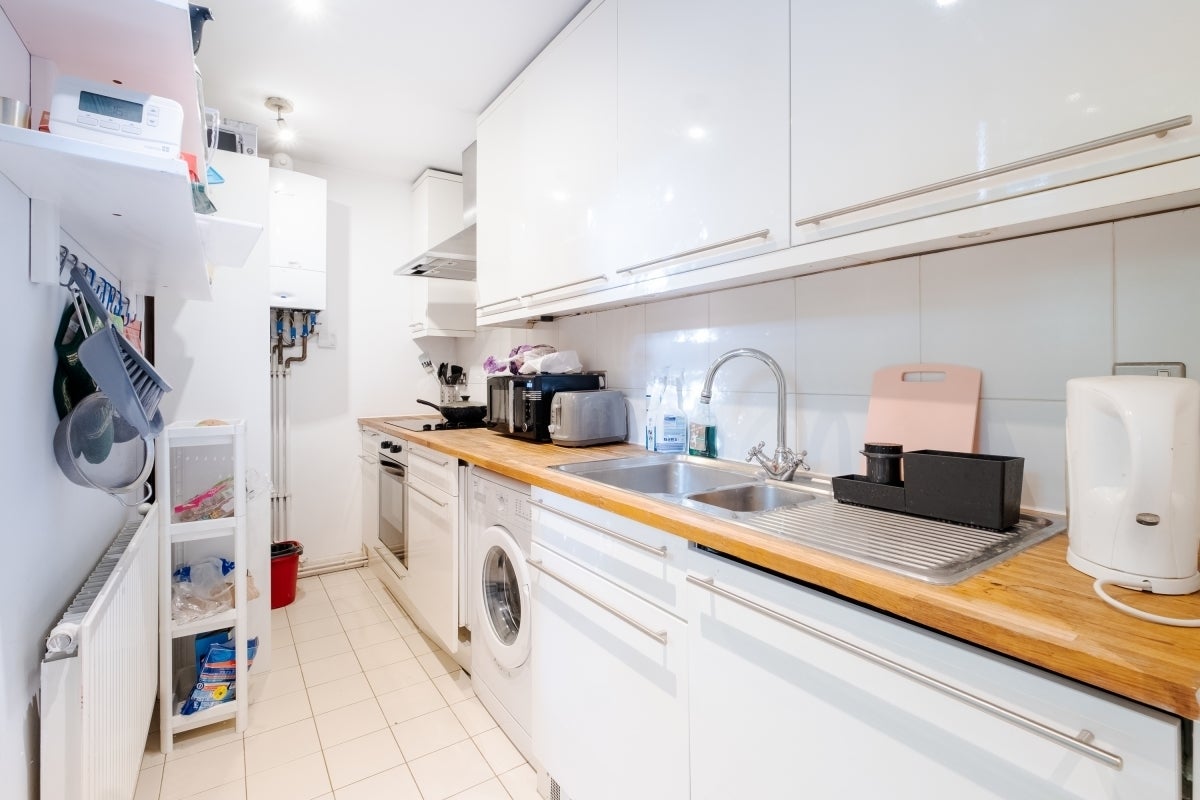 Flat Elephant Lane in Greater London