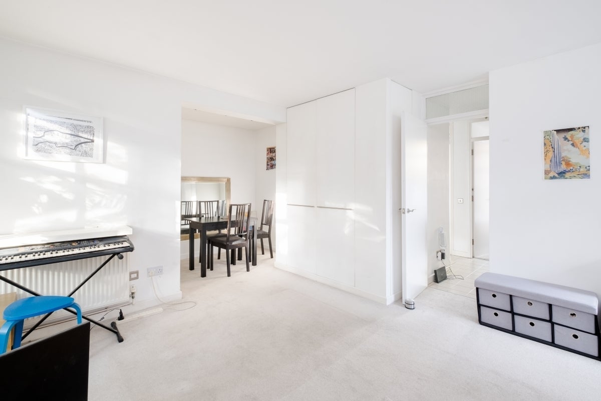 Flat Elephant Lane in Greater London