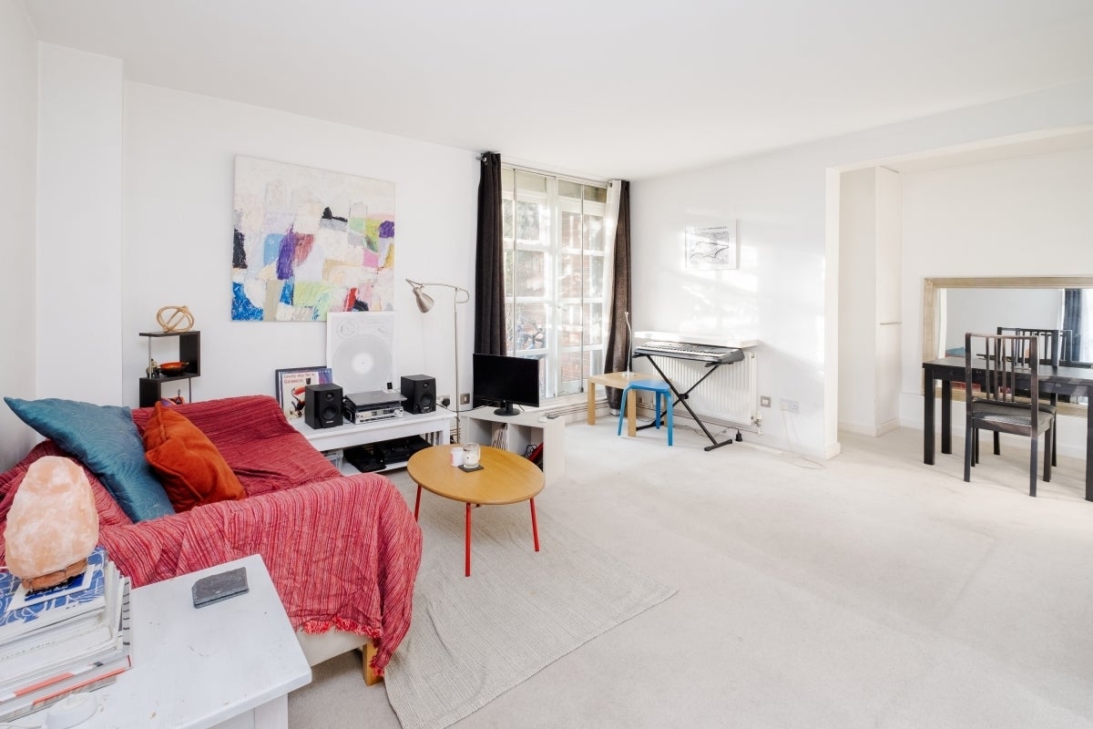 Flat Elephant Lane in Greater London