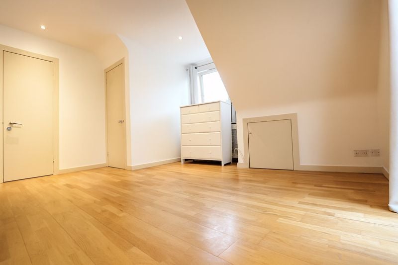 Flat Bourne Road in Greater London