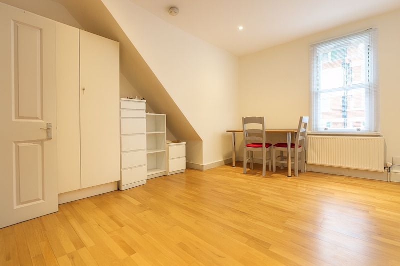 Flat Bourne Road in Greater London