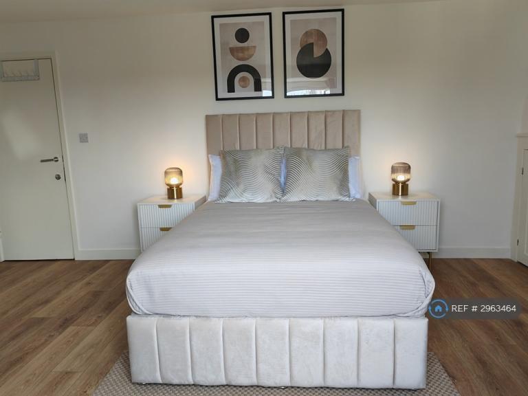 Room New Cross Road in Greater London