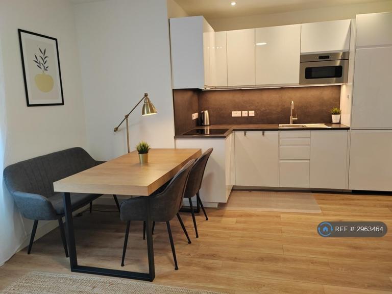 Room New Cross Road in Greater London