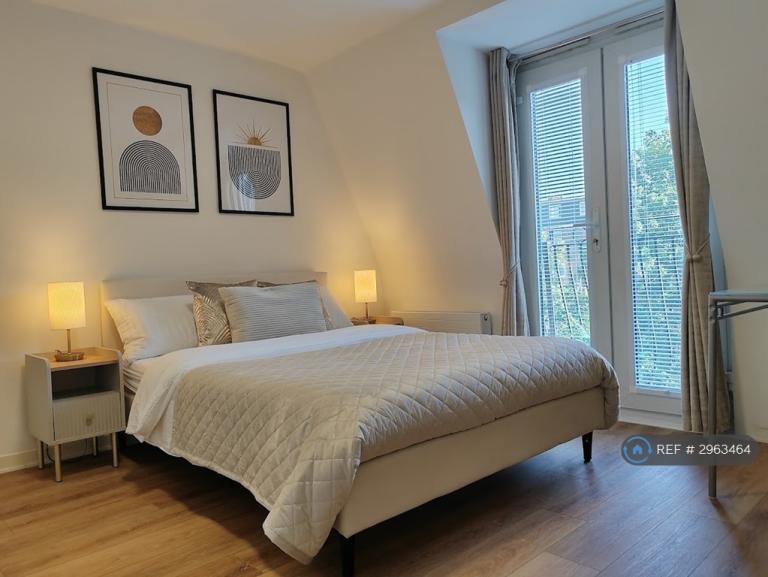 Room New Cross Road in Greater London