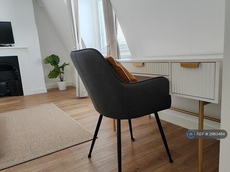 Room New Cross Road in Greater London