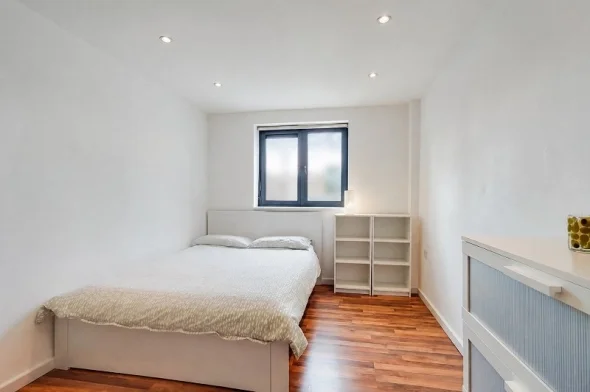 Flat Chicksand Street in Greater London
