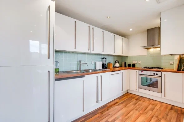 Flat Chicksand Street in Greater London