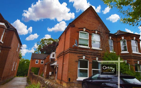 Flat Highfield Lane in Southampton
