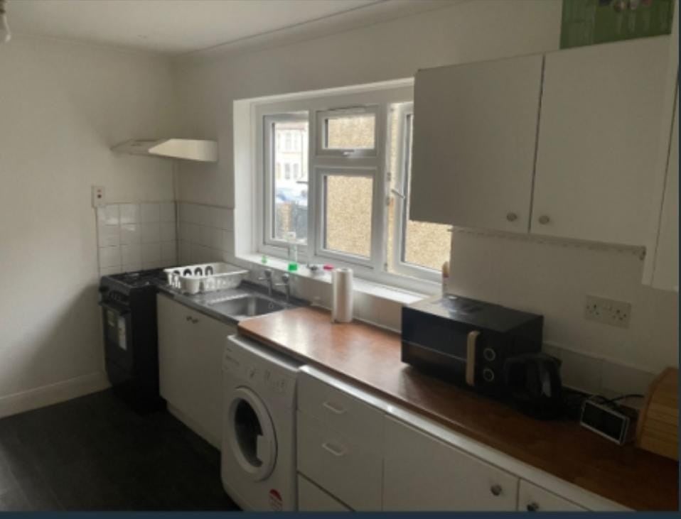 Room Grove Road in Greater London