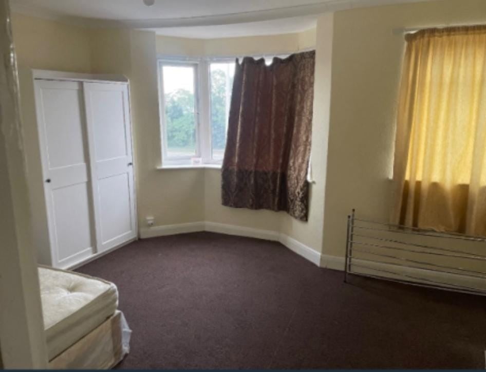 Room Grove Road in Greater London