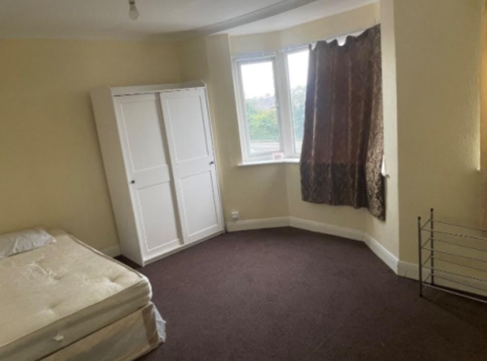 Room Grove Road in Greater London
