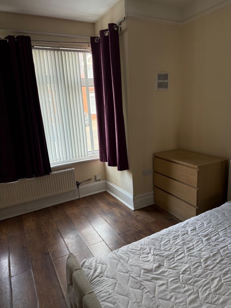 Flat Hindes Road in Greater London