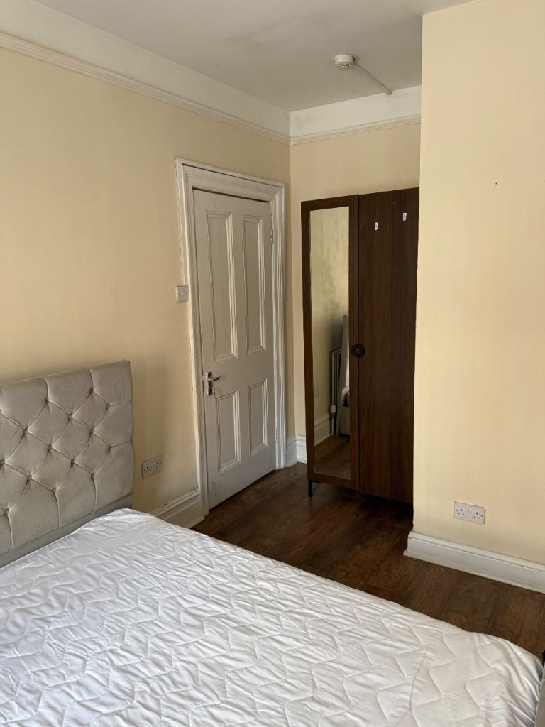 Flat Hindes Road in Greater London