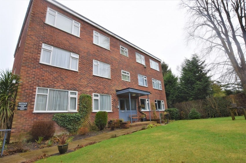 Flat Prestbury Road in Macclesfield