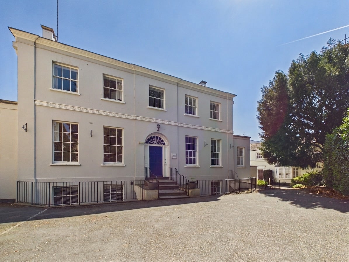 Flat Cambray Place in Cheltenham