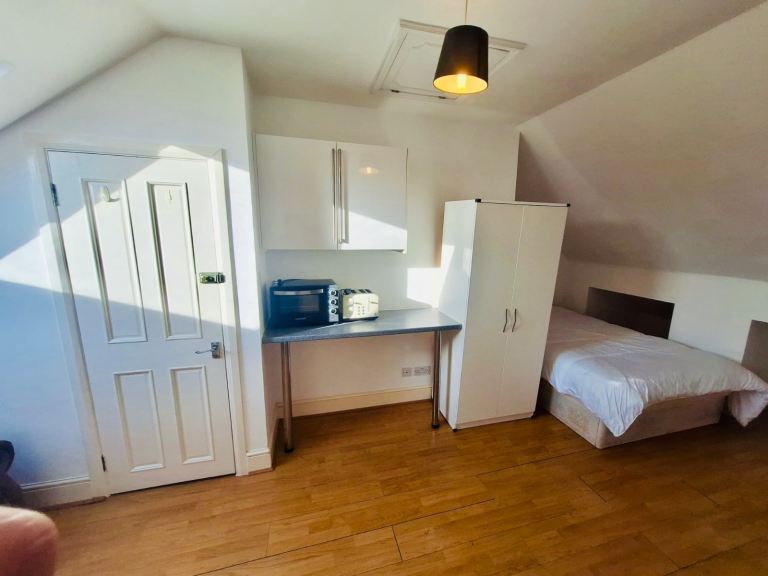 Flat Beverley Road in Greater London