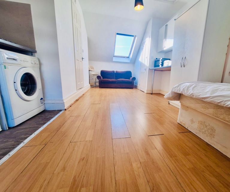 Flat Beverley Road in Greater London