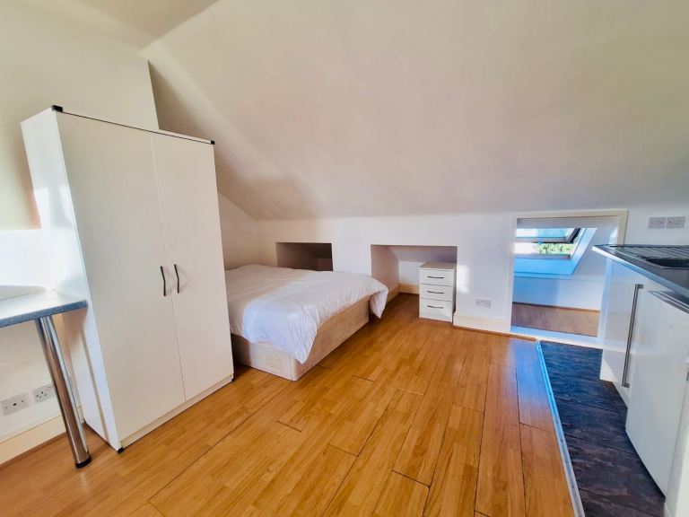 Flat Beverley Road in Greater London