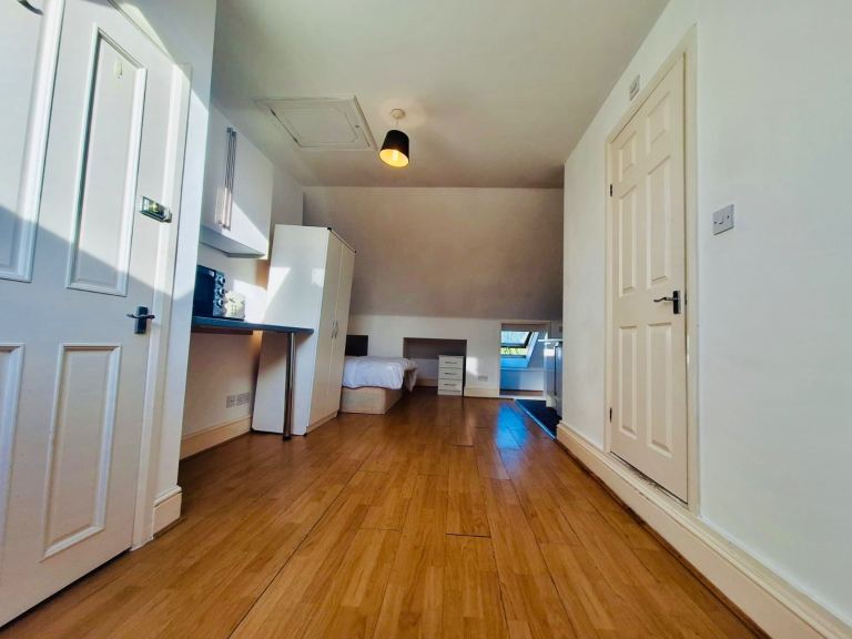 Flat Beverley Road in Greater London