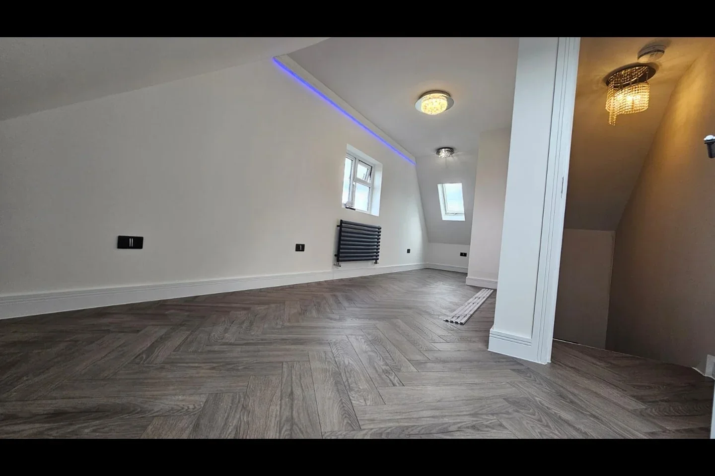 Room Rose Avenue in Greater London