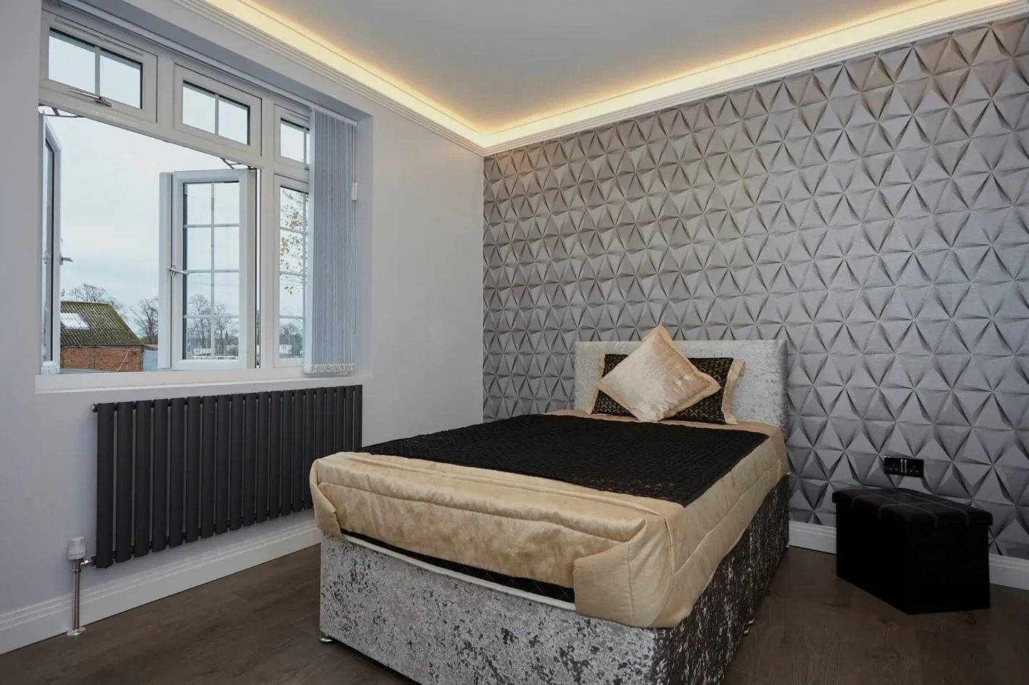 Room Rose Avenue in Greater London