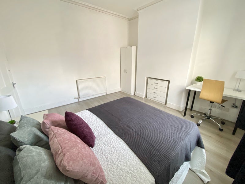 Room Strawberry Road in Salford