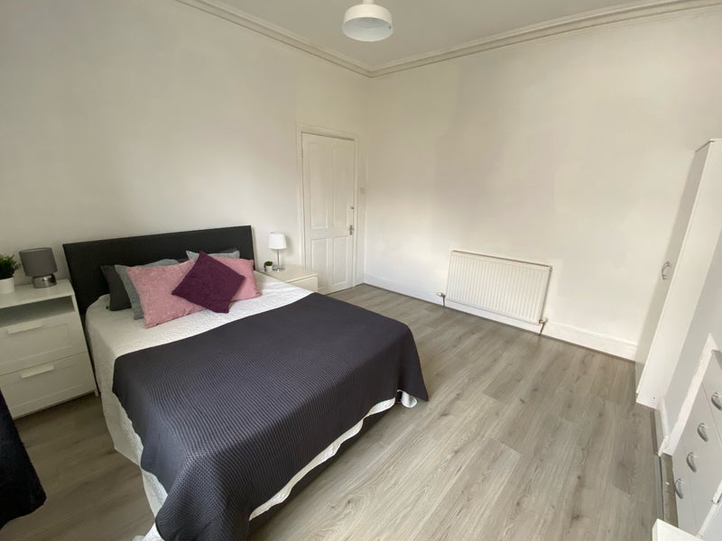 Room Strawberry Road in Salford
