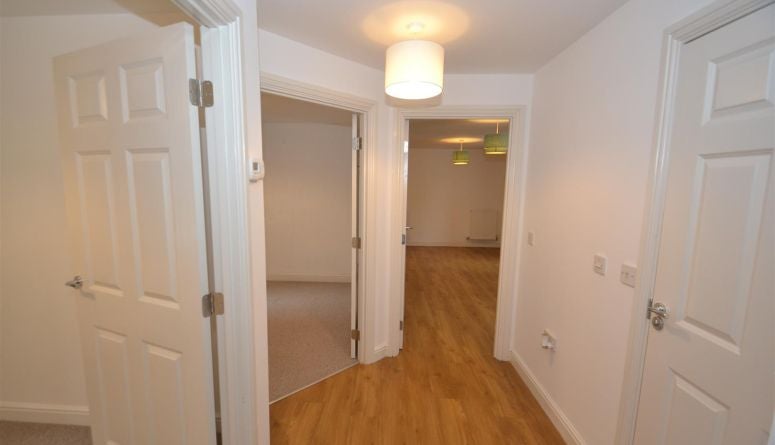 Flat Veale Drive in Exeter