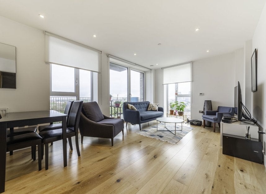 Flat Hoy Street in Greater London