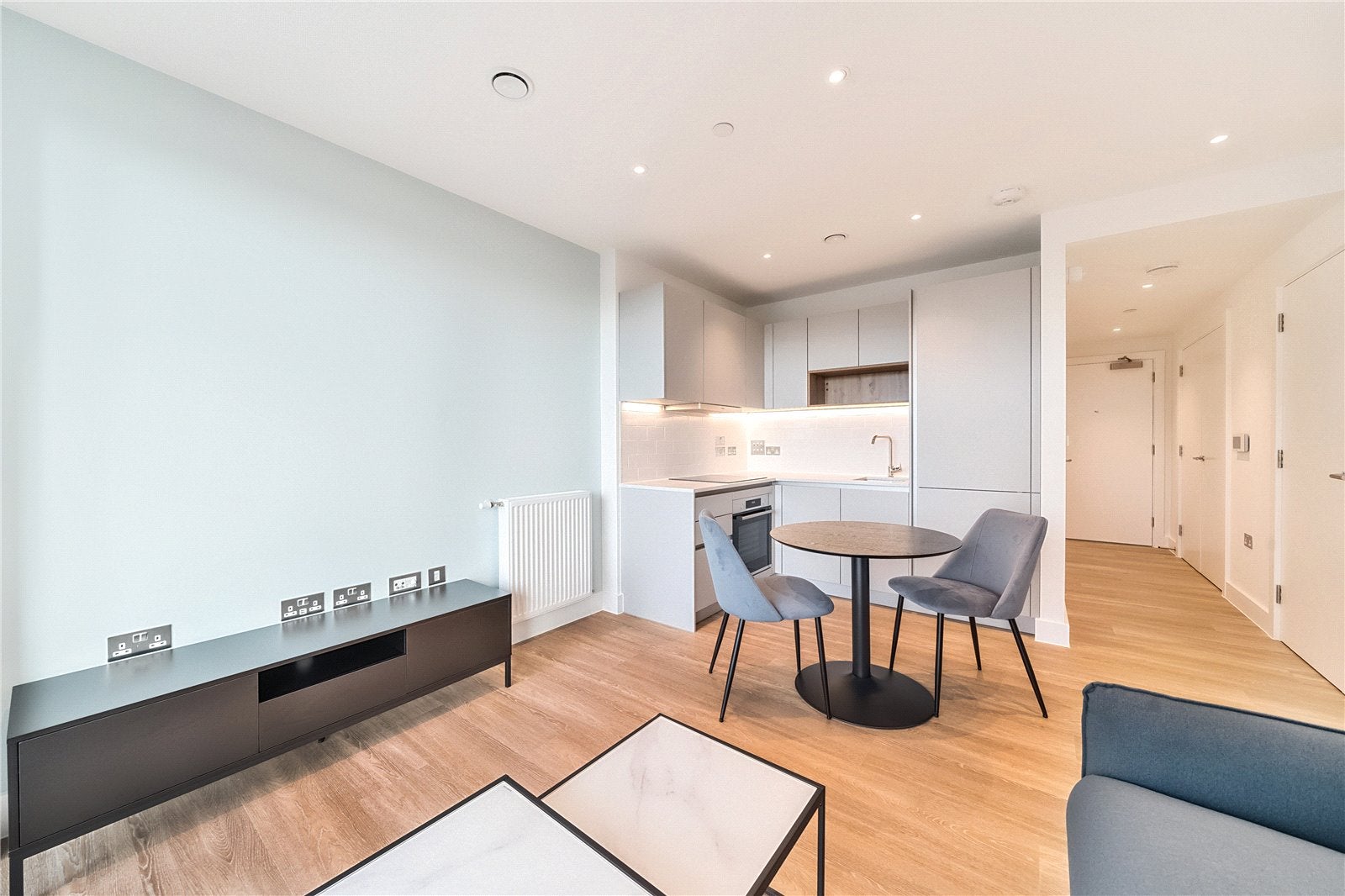 Flat Henley Cross in Greater London
