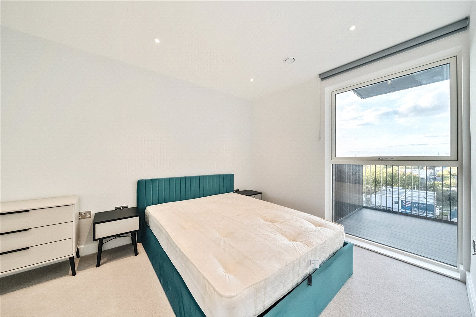 Flat Henley Cross in Greater London