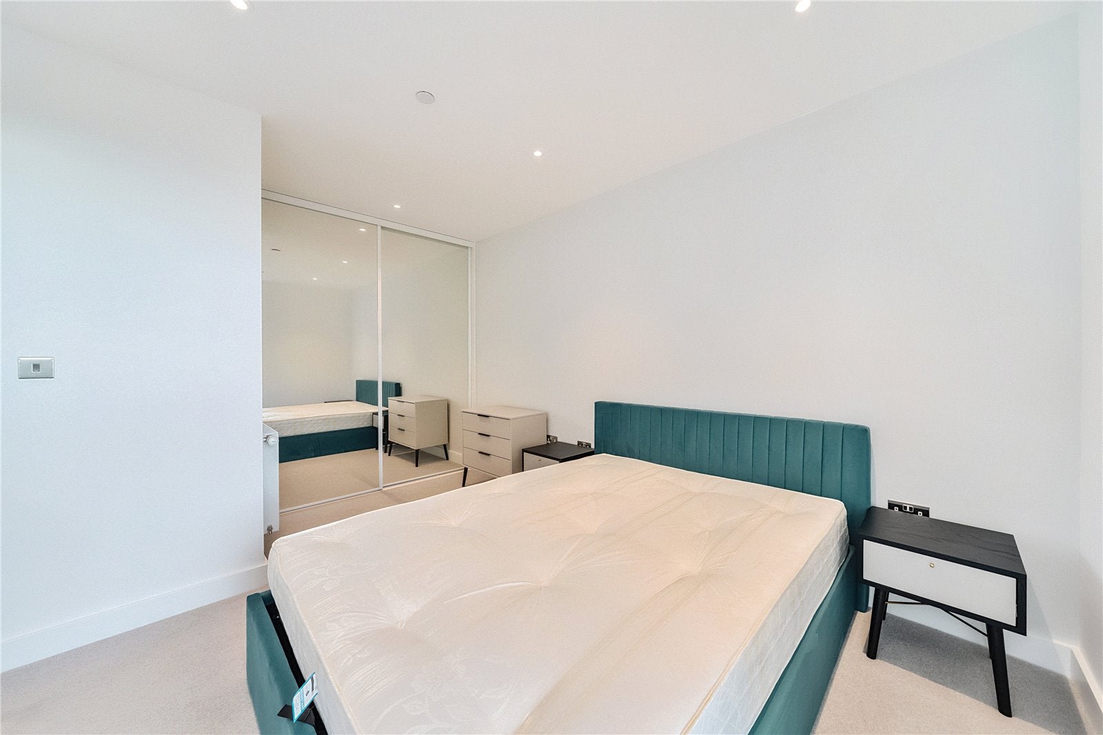Flat Henley Cross in Greater London