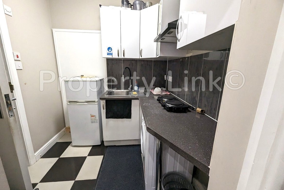 Flat Cranbrook Road in Greater London
