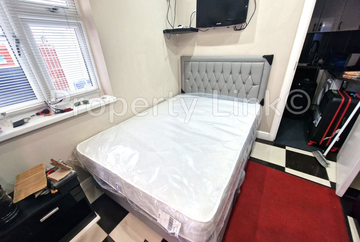 Flat Cranbrook Road in Greater London