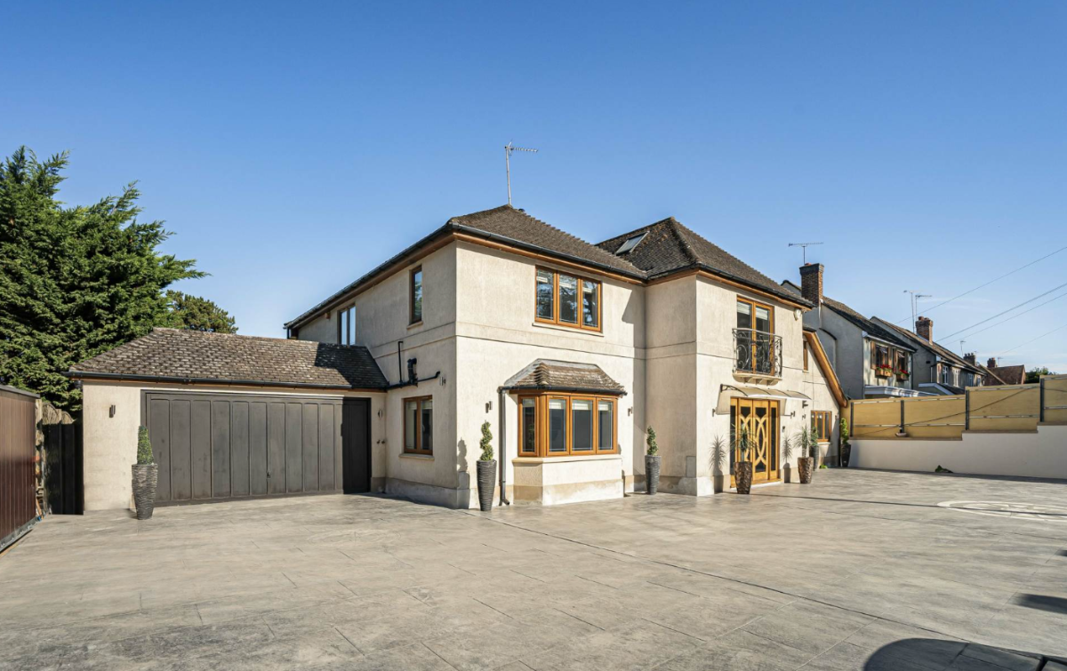 House College Road in Hoddesdon