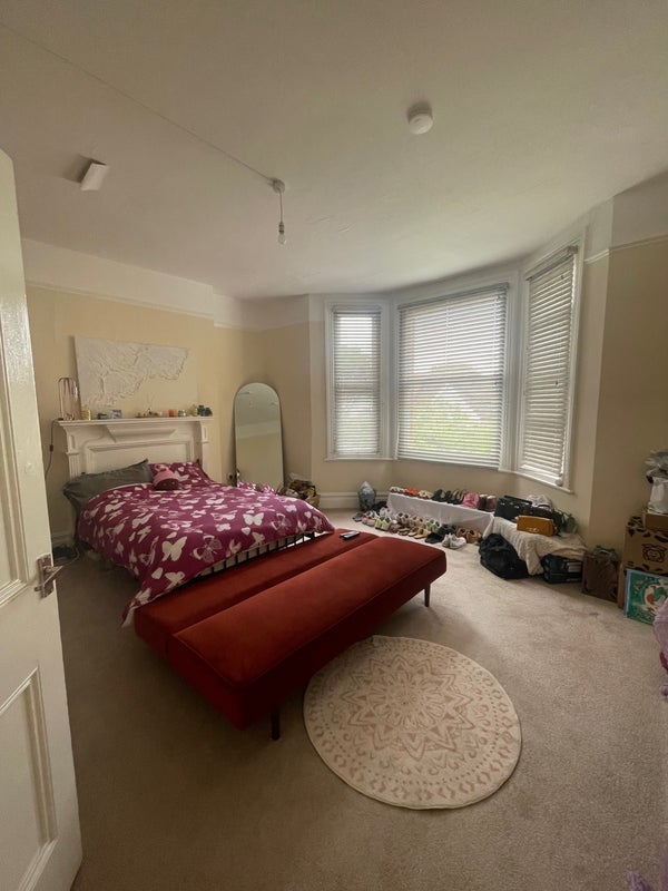 Room Flanders Road in Greater London