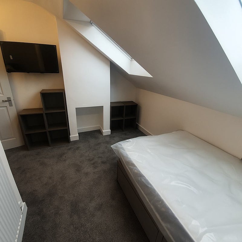 Room Sir Thomas White's Road in Coventry